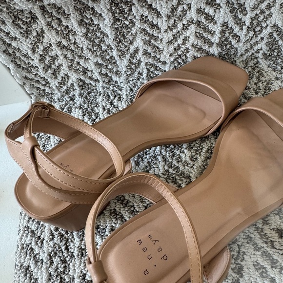 A New Day Formal Dress Shoes.  Tan in color, size 11. New! - Picture 5 of 7